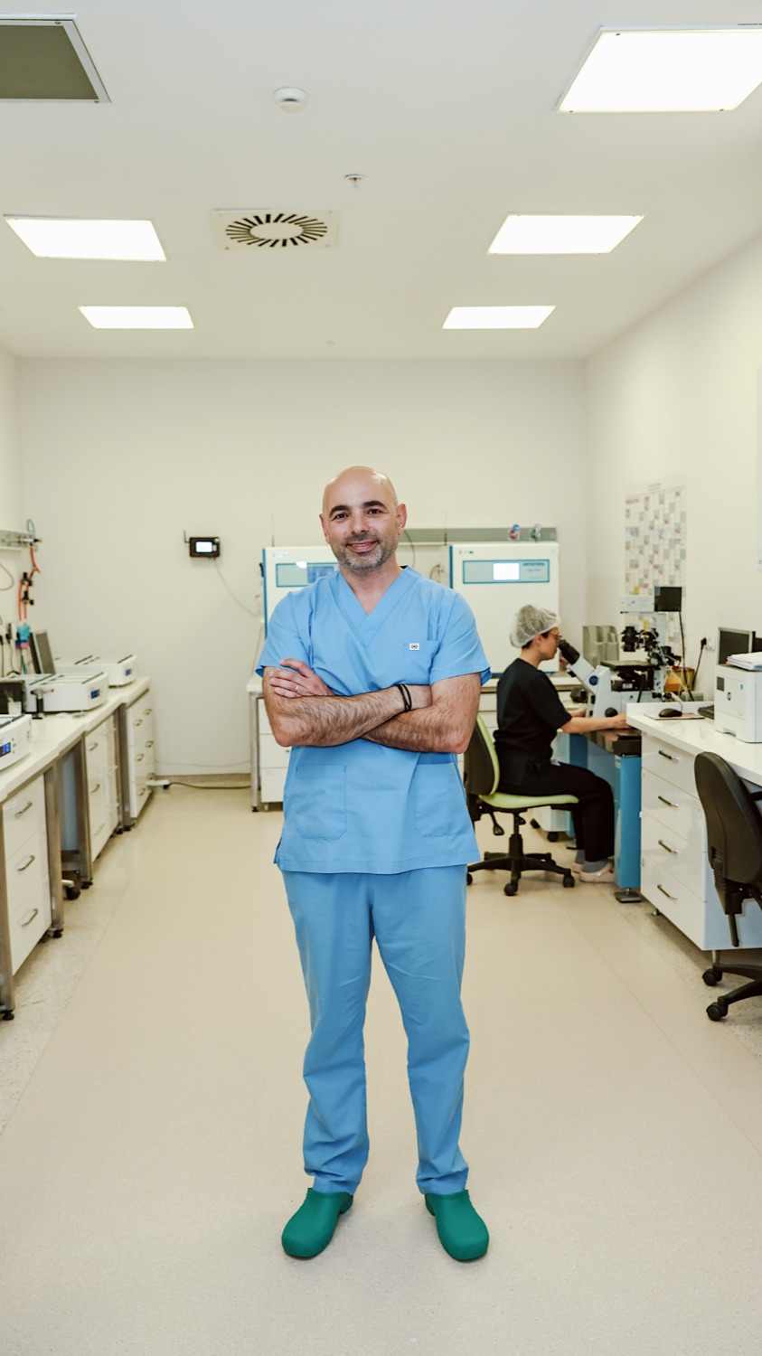 Tüp bebek (embriyoloji) laboratuvarında Op. Dr. Ali İhsan Gönenç