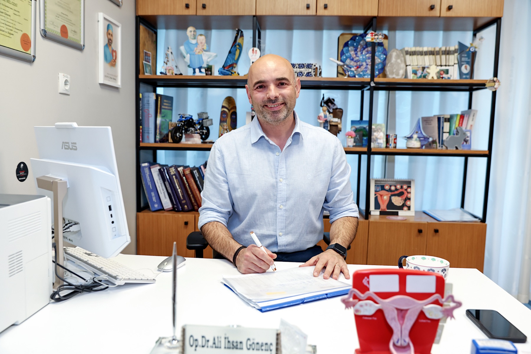 Op. Dr. Ali İhsan Gönenç kliniğindeki çalışma ofisinde